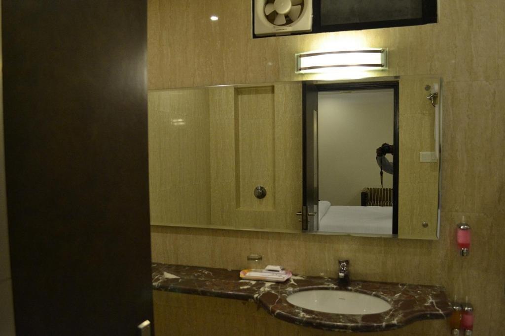 Hotel Ravisha Continental Allāhābād Junction Стая снимка
